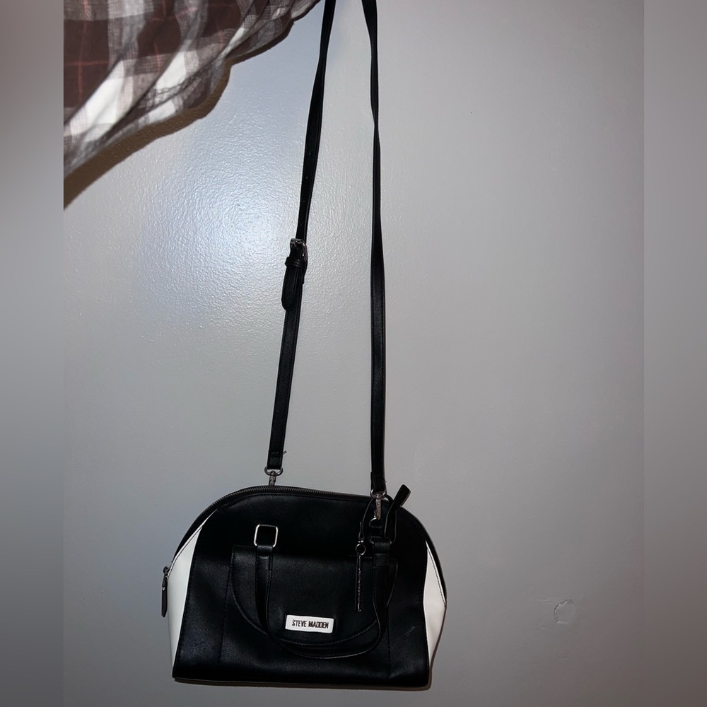 Steve Madden Adjustable Cross Body Purse, Black and white with Silver features